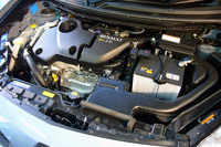 写真の2.5リッター直4エンジン（170ps、23.1kgm）をはじめ、主要な機関部分に変更はない。