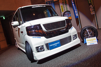 「トーヨー・トランパスLuK」と、その展示用装着車。
    