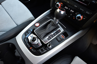 カーナビ、オーディオ、通信など、多彩な“インフォテインメント”機能も「SQ5」の自慢。写真でシフトレバーの左下に見えるのが、その操作スイッチである。
    