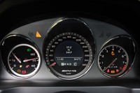 最高速度は、250km/hから280km/hに変更されている。メーターは320km/h表示。