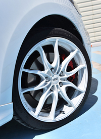 1本あたり8.1kg（ノーマル比－3kg）と軽量な、マルケジーニの鍛造アロイホイール。カラーは写真のホワイトのほか、ガンメタもラインアップされる。