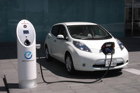 日産グローバル本社1Fに設置されている急速充電器。このほか駐車場内にある急速充電器ふたつを含む計7基の充電器があり、それらすべてが太陽光発電でまかなわれる。