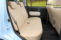 リアシートは、上級グレードのココアプラスは分割可倒式（写真）、ココアは一体可倒式となる。