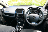 インテリアではステアリングホイールやシートのヘッドレスト、サイドシルなど、各所に「GT」のロゴをあしらっている。
    