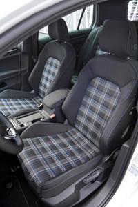 「GTI」では赤だったシートのチェック柄が「GTE」では青に。これと併せて、ステアリングホイールやシフトセレクター、シートなどに施されるステッチの色も青とされる。