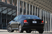 【スペック】サイオンtC：全長×全幅×全高＝4419×1795×1414mm／ホイールベース＝2700mm／車重＝1388kg／駆動方式＝FF／2.5リッター直4DOHC16バルブ（180hp/6000rpm、23.9kgm/4100rpm）／北米仕様車