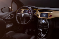 「DS 3パフォーマンス ブラックスペシャル」のダッシュボードにはゴールドのアクセントがあしらわれる。日本仕様は右ハンドルのみとなる。