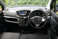 「ワゴンR」のインテリア。黒基調の内装色は「20周年記念車」専用のもので、通常はベージュとブラックのツートンカラーとなる。
    