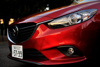 「シグネチャーウイング」とは、グリルとヘッドランプをつなぐメタル調の加飾のこと。コンセプトカーや「CX-5」などにも用いられている、「魂動」デザインの特徴のひとつだ。