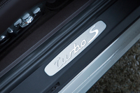 サイドシルに添えられる「ターボS」のエンブレム。