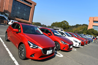 試乗のスタート地点である城山観光ホテル駐車場に並ぶ、色とりどりの「マツダ・デミオ」。
    