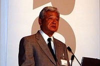 発表会で挨拶を述べる、横浜ゴムの冨永靖雄社長。「将来（横浜ゴムが）勝ち残るために、“世界一流”であることは欠かせない」とし、技術力を裏付けに一流の商品とサービスを提供すると語った。