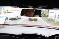 一般道で「トヨタ86」をドライブする。フレームレスのルームミラー（写真）や細身のAピラーが採用されるなど、視界の確保にもこだわりが見られる。