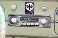 1963年型「フォルクスワーゲン・ビートル」のブラウプンクト製ラジオ。4バンドが受信できる。