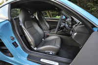 シートは、ヘッドレスト一体型のスポーティーなデザイン。テスト車のレザー製スポーツシート（オプション）は、18段階の電動調節機構とメモリー機能を備える。