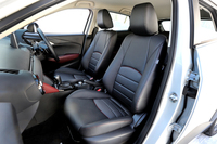 「XDツーリング」のシートは合成皮革（黒い部分）とクロス（座面と背もたれの一部）の混成。