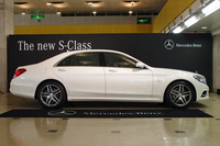 サイドビュー。「クーペを思わせる流麗なフォルム」と形容される。
    