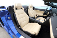 ボディーはスペースフレーム構造を基本骨格とし、サイドシル部に補強が施されている。万が一の転倒時は、エアバッグと連動したロールオーバープロテクションシステム（2本の構造材がポップアップする）が作動する。