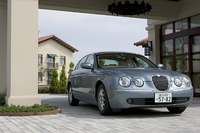 【スペック】
	全長×全幅×全高＝4905×1820×1445mm／ホイールベース＝2910mm／車重＝1680kg／駆動方式＝FR／2.5リッターV6 DOHC24バルブ（204ps/6800rpm、25.5kgm/4000rpm）／価格＝590.0万円（テスト車＝同じ）
	 