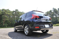 「308ハッチバック」より120mm高い全高や前後に備わるステンレス製アンダーガードが、SUV風の雰囲気を醸し出す。