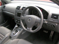 ゴルフGTIのDSG仕様は、当初、パドルシフトが未搭載。秋頃からパドルがつくという。