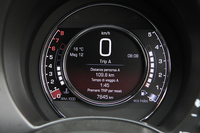 メーターには7インチのTFTモニターを採用。エコドライブの度合いを5段階で評価する、エコインジケーターの機能も備わる。