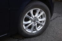 テスト車の15インチアルミホイールは、スポーティーなドレスアップオプションに含まれるもの。ノーマル車はスチールホイールにホイールキャップを装着する。
    