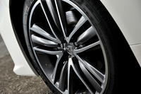 標準のタイヤサイズは「Type SP」が245/40RF19、その他のグレードが225/55RF17。ともにランフラットタイヤとなる。
    