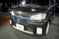 フロントグリルは、航空機の翼を表現して、スバルらしさを表現したという。