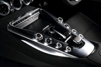 室内で強い存在感を示すセンターコンソール。V8エンジンがデザインのモチーフという。