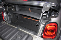 トランクルームにはルーフを閉じた状態で215リッターの容量が確保されている。