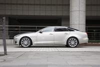 なだらかなルーフラインや涙型のサイドウィンドウが特徴のサイドビュー。「かつてないほどエアロダイナミックなジャガー」というそのボディは、空力性能も自慢だ（空気抵抗を示すCd値は0.29）。
