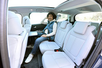 2列目は独立式の3人掛け。それぞれ130mmのスライド幅で動かすことができる。上級グレードの「シエロ」のみ、大型の「パノラミックガラスルーフ」が与えられる。