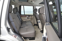 2列目シート。その背もたれをレバー操作で前屈させることにより、3列目へのアクセスが可能となる。
    