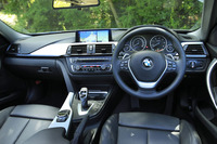 
    「BMW 320dツーリング スポーツ」のインテリア。アルミを用いたパネル類は、2万8000円のオプション。
    