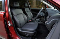 シートの仕様は全部で3種類。上級グレードの「S-Limited」と「2.0XT EyeSight」には、ファブリックと合成皮革のコンビシートが装備される。