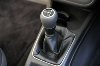 トランスミッションは、フィアットの2ペダル式MT「デュアロジック」のみ。マニュアルモードのシフトパターンは改められ、「引いてアップ／押してダウン」の方式に。