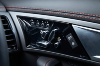 シートには運転席、助手席ともに、メモリー機能付きの14way電動調整機構が備わる。