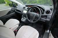 「20E」のサンドベージュ内装。テスト車には、ディーラーオプションのナビーゲーションシステムを装備する。（クラリオン／22万5000円）