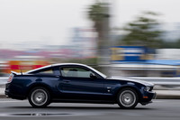 エクステリアデザインは先代からあまり変わっていないように見えるけれど、実際はルーフライン以外のすべてが新しいデザインになっている。「パワードーム・フード」と名付けられた盛り上がったエンジンフードは、V型エンジンの力強さをアピールする目的でデザインされたもの。V8モデルにはフロントグリルに丸目2灯のアクセサリーランプが備わるが、ここがV6モデルとの外観上の識別点。