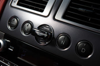 ガラスとステンレススティールからなる、エンジンの始動キー。ドライブ前の“儀式”は、センターコンソールに挿入して行う。