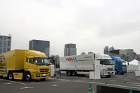 屋外展示会場には乗用車のみならず、こうした大型車や二輪車メーカーも展示を行っている。