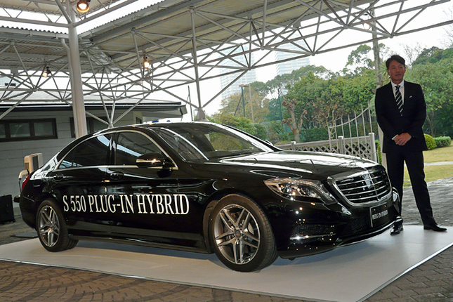 「メルセデス・ベンツS550プラグインハイブリッド ロング」と、メルセデス・ベンツ日本代表取締役社長の上野金太郎氏。