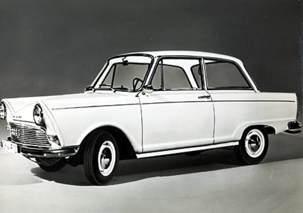 「フロンテ800」のお手本となった「DKWF11/F12」。パワートレインをはじめとする基本レイアウトのみならず、リアクォーターピラーやリアホイールアーチ周辺の造形などにも近似性が感じられる。