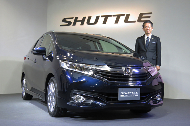 「ホンダ・シャトル ハイブリッドZ」と本田技研工業の本田技研工業の峯川 尚専務執行役員。