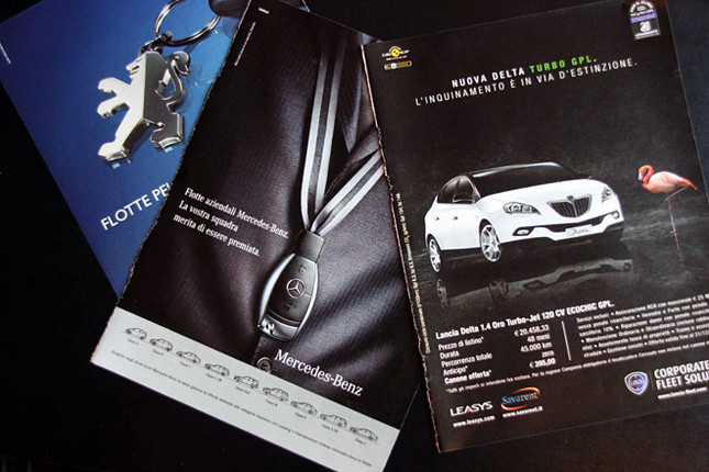 イタリアにおけるカンパニーカーの広告各種。「あなたの部署は、ご褒美を受ける資格があります」とのキャッチが躍る。