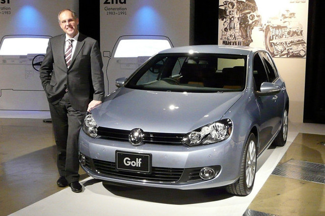 フォルクスワーゲンAG 研究開発部門　車両開発・試作担当のハラルド・ルダネック専務と新型「ゴルフ」。