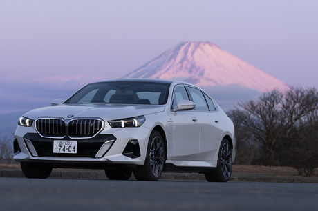 BMW�́u5�V���[�Y �����O�v�͒m��l���m��i�n���ȁj���f�������A���̓G���W���Ԃ̂ق��ɓd�C�����ԁiBEV�j...