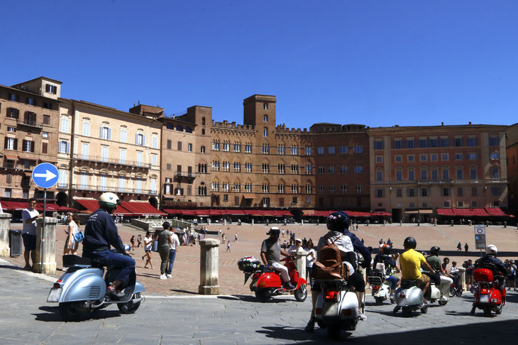 広場を取り巻く建物に、独特のエンジン音がこだまする。