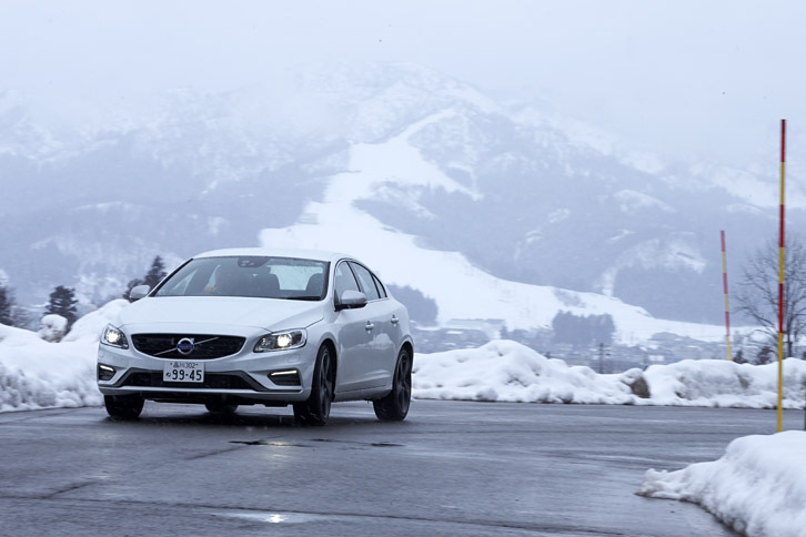 「T6」エンジンに組み合わされる駆動方式はフルタイム4WDのみで、「S60」「V60」「XC60」のいずれのモデルでもFFは設定されていない。